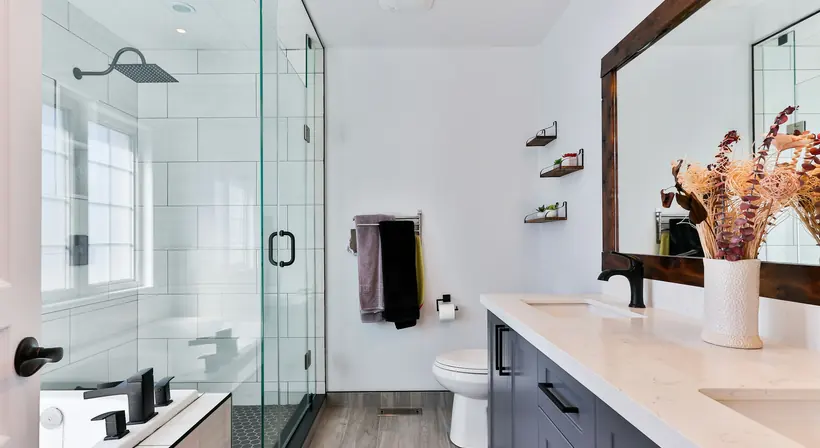 Tidy, freshly cleaned bathroom